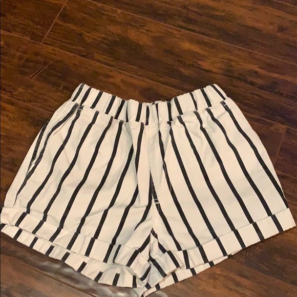Black and white striped shorts - Picture 1 of 2
